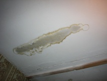 Как убрать следы от протечек на потолке?