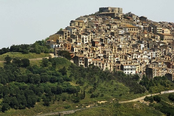 Итальянский городок, дома в котором продавали за 1 евро