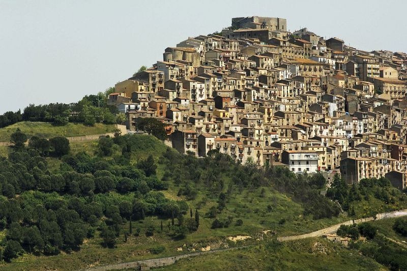 Итальянский городок, дома в котором продавали за 1 евро